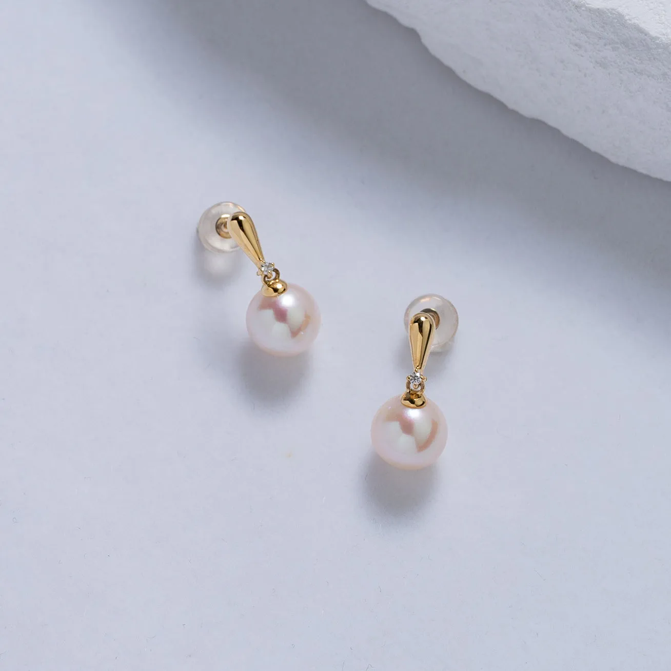 18K Solid Gold Diamond Freshwater Pearl Earrings KE00115