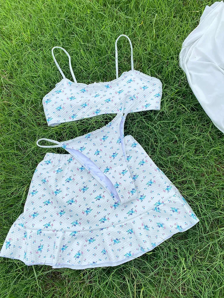 Süßes Sommer-Bikini-Set mit Blumenschleife und Rock