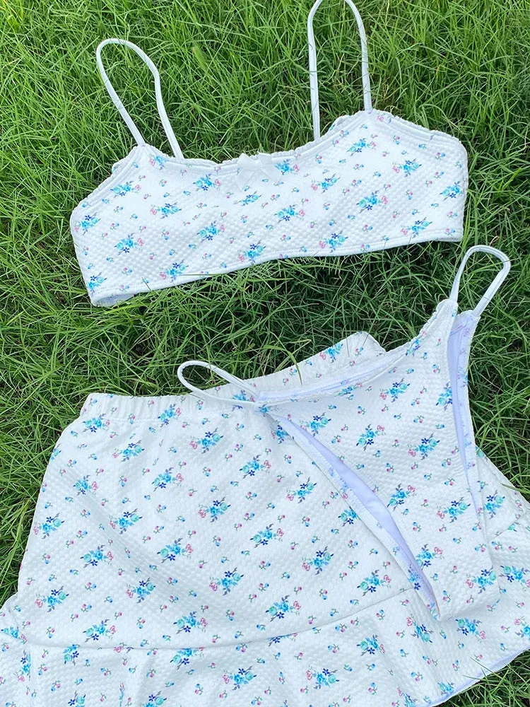 Süßes Sommer-Bikini-Set mit Blumenschleife und Rock